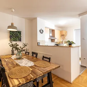 Gozsdu White Raven 305 Апартаменты